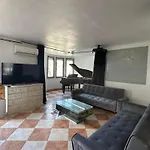 Apartment 10 Metres De La Plage Avec Piscine Et Jardin