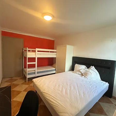 Apartment 10 Metres De La Plage Avec Piscine Et Jardin